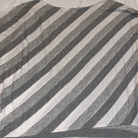 Cute white and grey short sleeve shirt. Great condition. Size medium - Picture 3 of 3